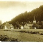 Trzin, razglednica, fotograf Vekoslav Kramarič, založnik Miha Colnar, izdana okoli 1930, motiv cerkev Svetega Florijana z okoliškimi stavbami, kot so župnišče in mežnarija, črno-bela, hrani Gordan Ambrožič Kamnik