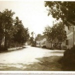 Trzin, sedanja Mengeška cesta s šolo, razglednica, založnik neznan, izdana okoli 1940, neodposlana, pogled na današnjo Mengeško cesto s šolo, črno-bela, hrani Marija Perne, Trzin