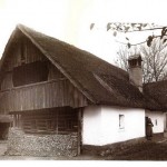 Šuštarčkova hiša v Trzinu, današnja Jemčeva cesta, fotografija, fotograf Fran Vesel, 1927, čro-bela, hrani Slovenski etnografski muzej