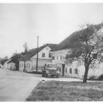 Trzin, razglednica, založnik neznan, izdana okoli 1956, neodposlana, pogled na današnjo Mengeško cesto z Narobetovo gostilno, črno-bela, hrani Jakob Ložar