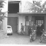 Servisna delavnica Matevža Štefeta v Trzinu, fotografija, fotograf neznan, okoli 1960, črno-bela, hrani Matevž Štefe, Trzin