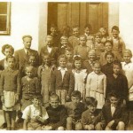 Šolski razred z učiteljem Jankom Torelijem, fotografija, fotograf neznan, okoli 1951, črno-bela, hrani Jakob Ložar, Trzin
