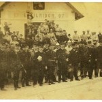 Člani gasilskega društva pred gasilskim domom v Trzinu ob prvi obletnici delovanja, fotografija, fotograf neznan, 1907, črno-bela, hrani Ivanka Ručigaj