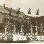 Slavnostni sprejem slike Brezjanske Marije pred Kmetičevo domačijo v Trzinu, fotografija, fotograf neznan, 1935, črno-bela, iz Kronike duhovnije Trzin, hrani Župnija Trzin