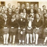 Pevski zbor Nepolitičnega izobraževalnega društva Trzin pod vodstvom Slavka Sicherla, fotografija, fotograf neznan, okoli 1930, črno bela, hrani Zinka Kosmač, Trzin